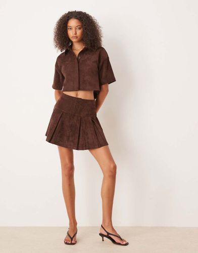 Mini-jupe d'ensemble plisse en imitation daim - Chocolat - Asos Design - Modalova