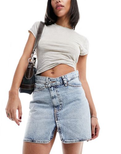 Mini-jupe en jean avec taille croisée sur le devant - clair délavé - Asos Design - Modalova