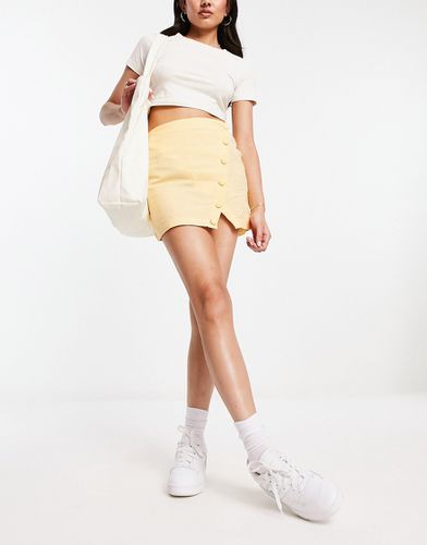 Mini-jupe en lin avec boutonnage asymétrique - Sable - Asos Design - Modalova