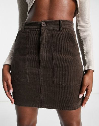 Mini-jupe en velours côtelé à poches plaquées - Chocolat - Asos Design - Modalova