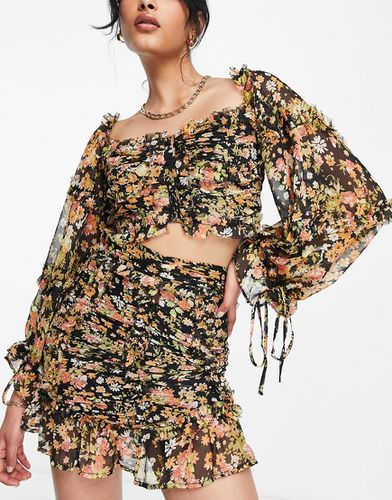 Mini-jupe froncée d'ensemble à imprimé fleurs foncées et volants - Asos Design - Modalova