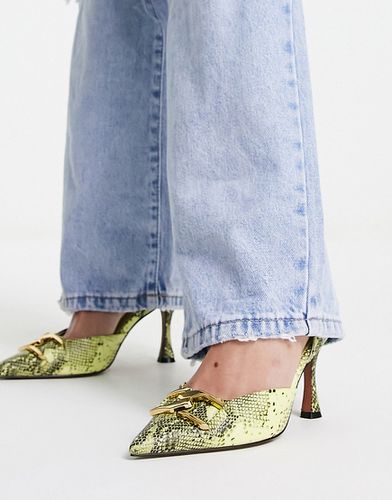 Sommers - Chaussures à talon mi-haut et détail chaîne - Imprimé serpent citron - Asos Design - Modalova