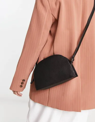 Sac bandoulière demi-lune en cuir - Asos Design - Modalova