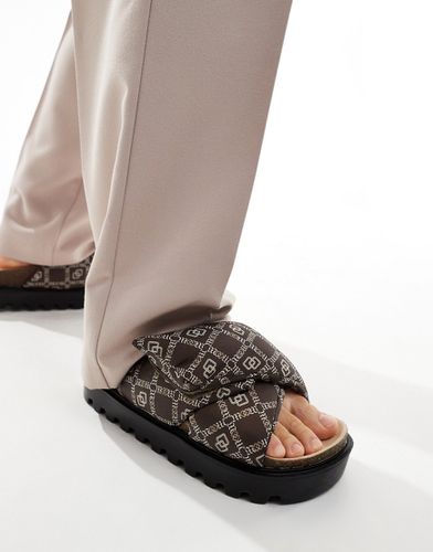 Sandales matelassées à brides croisées avec motif monogramme et semelle noir - Marron - Asos Design - Modalova