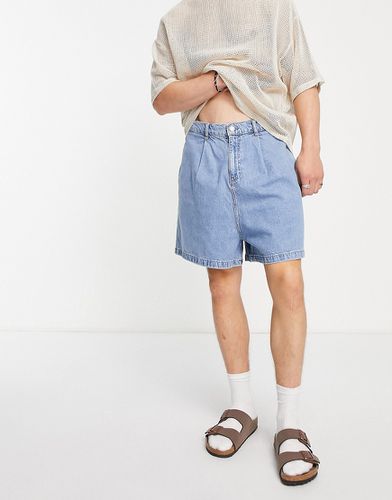 Short en jean avec pinces à l'avant - Délavage moyen - Asos Design - Modalova