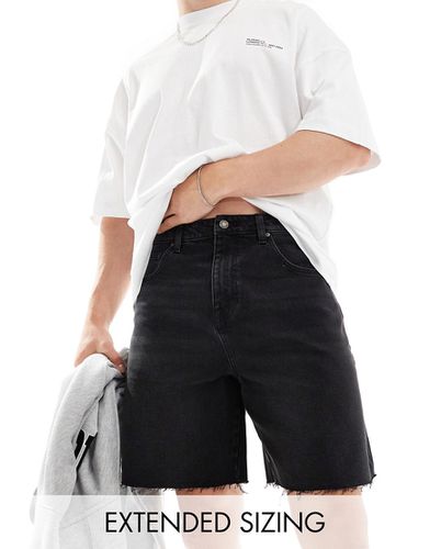 Short large en jean à ourlets effilochés - moyen délavé - Asos Design - Modalova