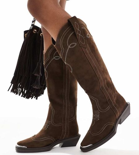 ASOS DESIGN - Pointure large - Celeste - Bottes montantes plates style santiags en imitation daim - Chocolat - Asos Design Wide Fit - Modalova