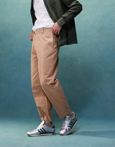 Pantalon chino fuselé oversize habillé en coton avec plis devant - Fauve - Asos Design - Modalova