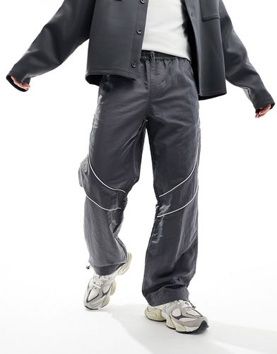 Pantalon de survêtement en nylon brillant avec empiècements et liserés - et blanc - Asos Design - Modalova