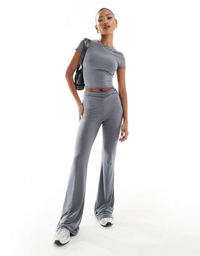 Pantalon d'ensemble évasé près du corps à taille en V double épaisseur - Asos Design - Modalova