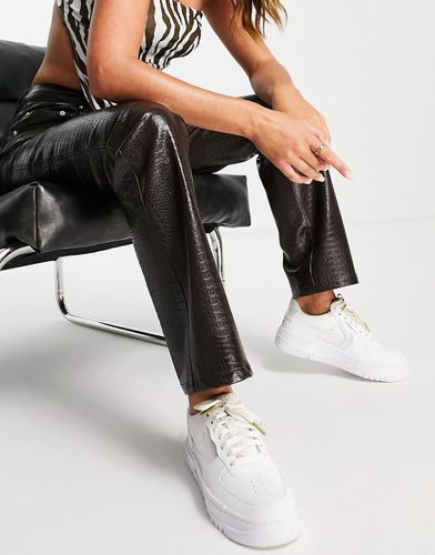 Pantalon droit à taille basse en imitation cuir effet croco - Chocolat - Asos Design - Modalova