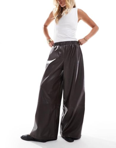 Pantalon oversize en similicuir - Asos Design - Modalova