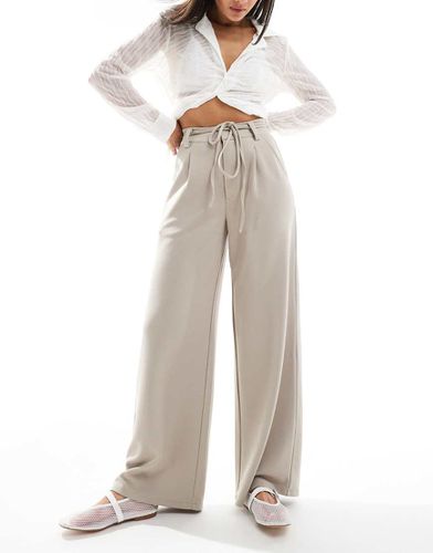 Pantalon large en sergé de jersey avec ceinture - Taupe - Asos Design - Modalova