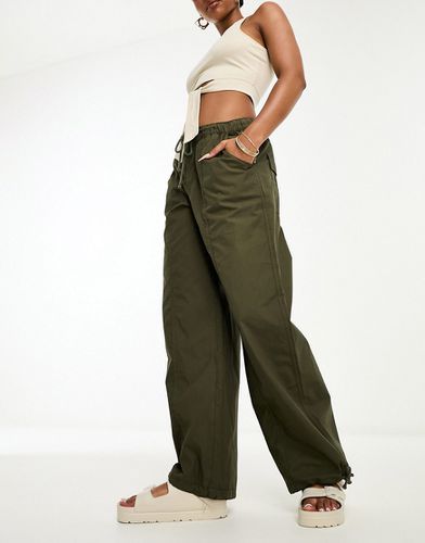 Pantalon parachute cargo à surpiqûres - Kaki foncé - Asos Design - Modalova