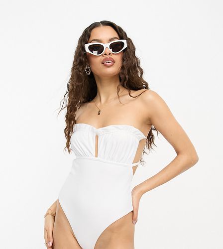 ASOS DESIGN Petite - Maillot 1 pièce coupe bandeau à volants - Asos Petite - Modalova