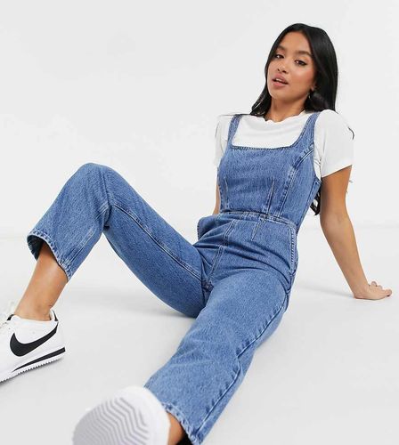 ASOS DESIGN Petite - Combinaison en jean ajustée à encolure carrée - Délavage moyen - ASOS Petite - Modalova