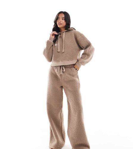 ASOS DESIGN Petite - Ensemble confort avec sweat à capuche court et pantalon large en imitation peau de mouton - Taupe - Asos Petite - Modalova