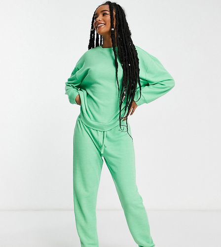 ASOS DESIGN Petite - Ensemble confort léger en matière flammée avec sweat et pantalon de jogging - Asos Petite - Modalova