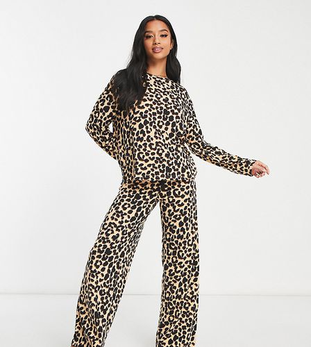 ASOS DESIGN Petite - Pyjama en viscose avec top manches longues et pantalon large à imprimé léopard - Asos Petite - Modalova