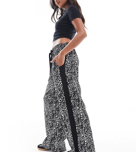 Petite - Pantalon à enfiler avec empiècement contrastant et imprimé animal - Noir et blanc - Asos Design - Modalova