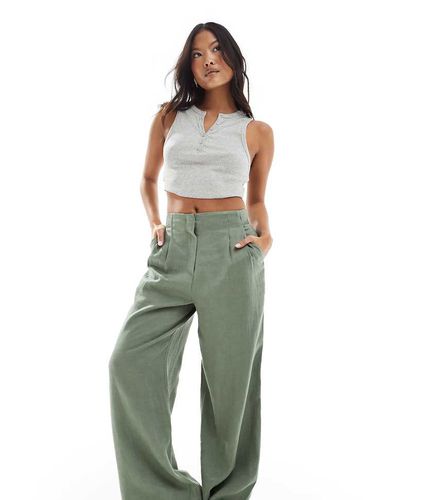 ASOS DESIGN Petite - Pantalon ajusté ample en lin avec taille haute et surpiqûres - Kaki - Asos Petite - Modalova