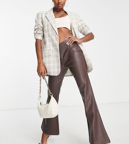 ASOS DESIGN Petite - Pantalon évasé en similicuir stretch - Chocolat - Asos Petite - Modalova