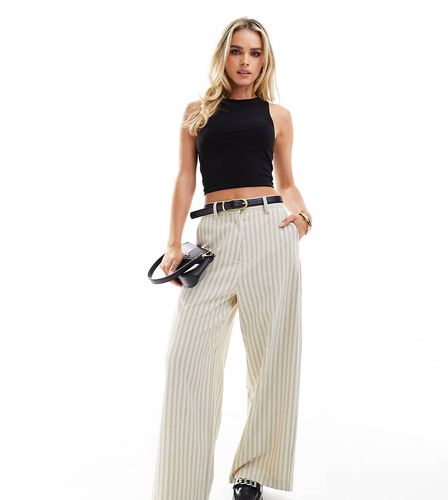 Petite - Pantalon habillé à rayures avec ceinture - Crème - Asos Design - Modalova