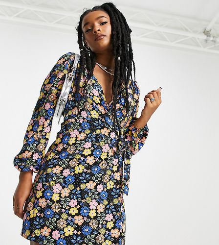 ASOS DESIGN Petite - Robe portefeuille courte à pois et imprimé fleuri - Noir - Asos Petite - Modalova