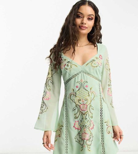 ASOS DESIGN Petite - Robe rétro courte à manches longues et broderies avec détails façon échelle - sauge - Asos Petite - Modalova