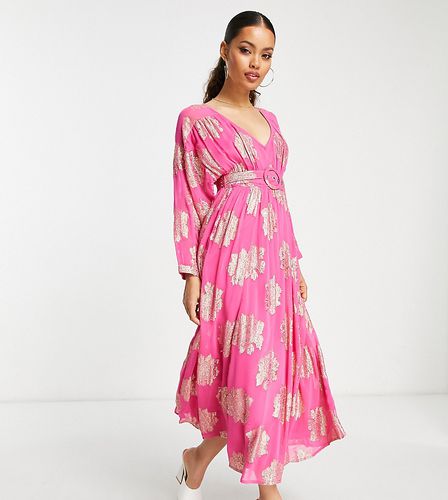 ASOS DESIGN Petite - Robe rétro longue avec manches chauve-souris et ceinture en jacquard métallisé - Rose - Asos Petite - Modalova