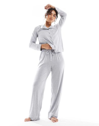 Pyjama ultra doux avec pantalon et chemise à manches longues et liserés contrastants - Gris chiné - Asos Design - Modalova