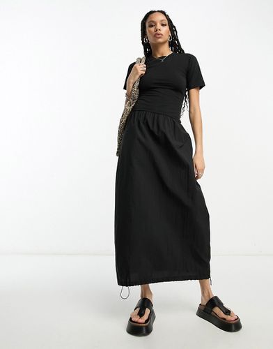 Robe t-shirt mi-longue 2 en 1 à col ras de cou et jupe cargo - Noir - Asos Design - Modalova