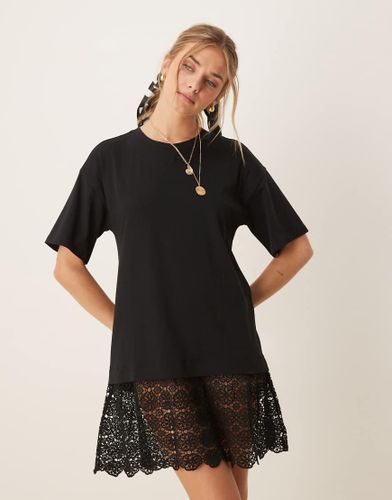 Robe t-shirt courte avec encolure dgage et ourlet en dentelle - Asos Design - Modalova