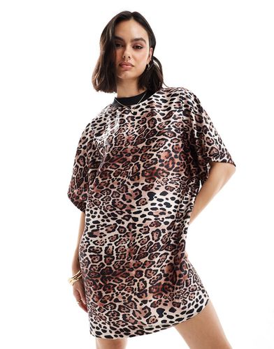 Robe t-shirt courte et oversize en satin imprimé léopard - Asos Design - Modalova