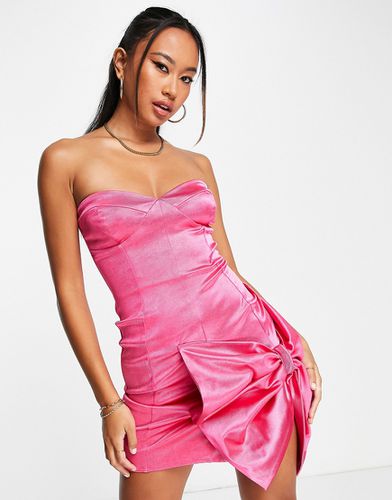 Robe bandeau courte en satin ornée d'un naud - vif - Asos Design - Modalova