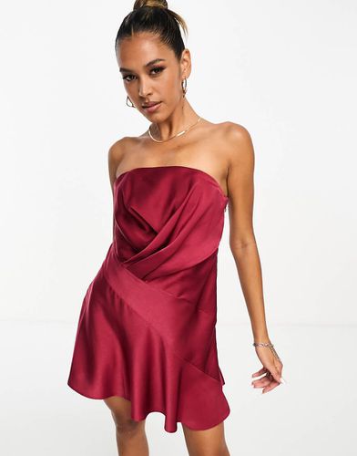 Robe bandeau courte et asymétrique en satin avec buste froncé - Bordeaux - Asos Design - Modalova