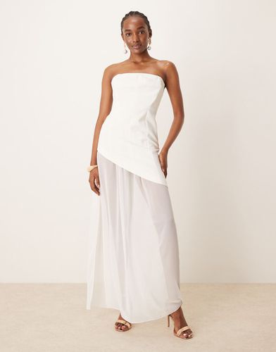 Robe bandeau longue structurée avec mousseline et jupe fendue - Ivoire - Asos Design - Modalova