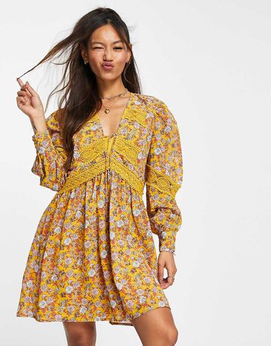 Robe babydoll courte avec empiècement en dentelle et imprimé fleuri - Asos Design - Modalova