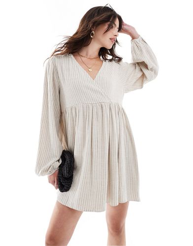 Robe babydoll courte en aspect lin avec col V et fines rayures - Noir/sable - Asos Design - Modalova