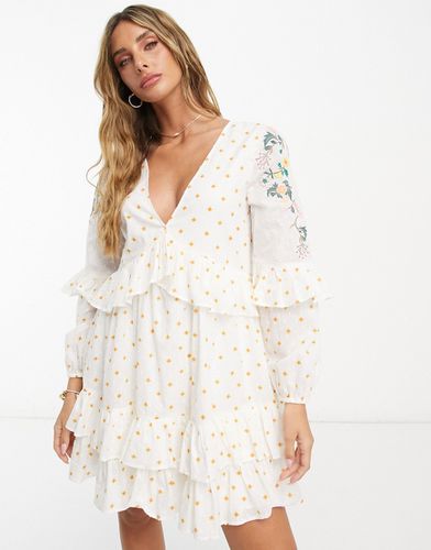 Robe babydoll courte en plumetis avec broderies et détails volantés - Crème - Asos Design - Modalova