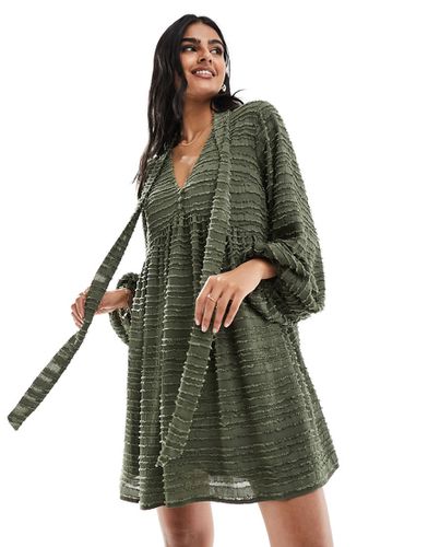Robe babydoll courte en tissu duveteux - Kaki - Asos Design - Modalova