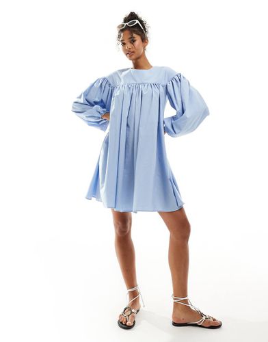 Robe babydoll courte fortement froncée avec manches oversize et naud dans le dos - Asos Design - Modalova