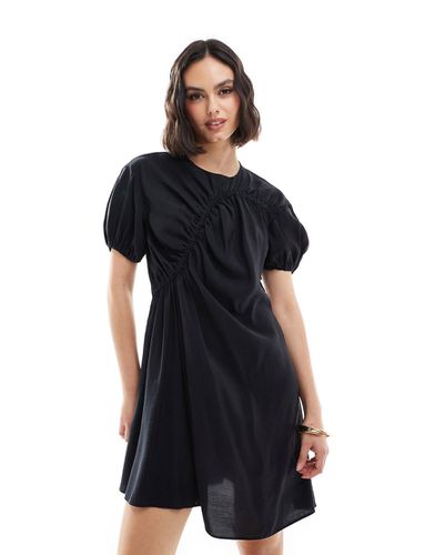 Robe babydoll courte froncée en cupro à manches bouffantes - Asos Design - Modalova