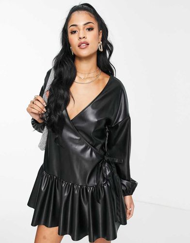 Robe babydoll courte style portefeuille en similicuir - Asos Design - Modalova