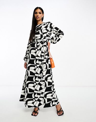 Robe babydoll longue à ceinture et imprimé géométrique effet coupé-cousu - Noir et blanc - Asos Design - Modalova