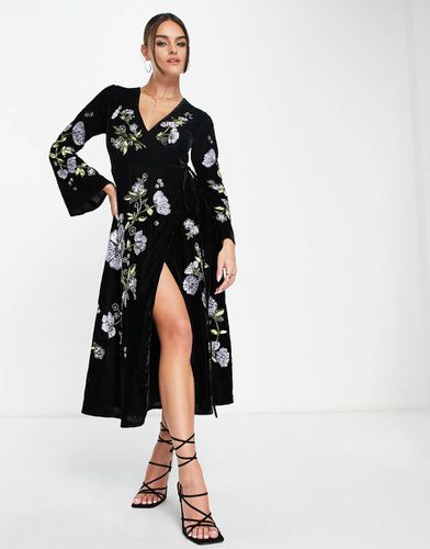 Robe cache-caur mi-longue en velours avec ornements floraux - Asos Design - Modalova