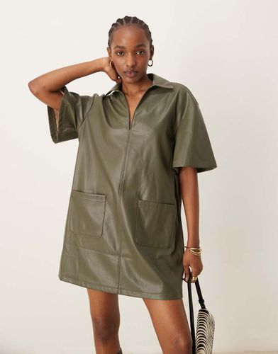 Robe chemise courte en similicuir avec col à revers et coutures contrastantes - Olive - Asos Design - Modalova