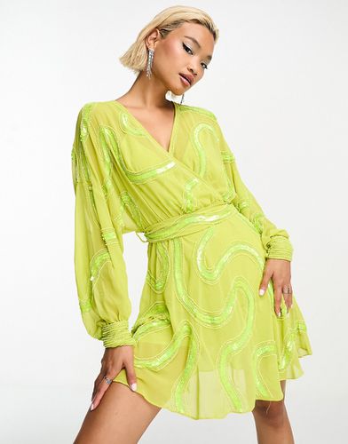 Robe courte à ceinture roulottée nouée à la taille et ornements ondoyants - Asos Design - Modalova