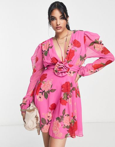 Robe courte à manches longues avec liens à l'encolure et fleur - Rose fleuri - Asos Design - Modalova