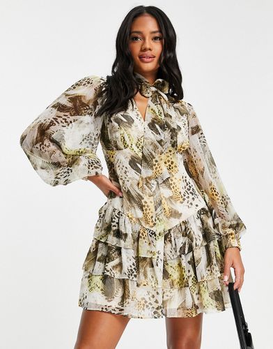 Robe courte à manches longues avec naud lavallière et jupe volantée à imprimé varié - Asos Design - Modalova